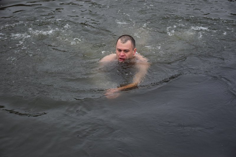 Крещение 2018: украинские военнослужащие показали, как ныряли в прорубь