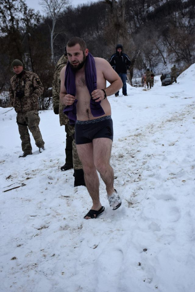 Крещение 2018: украинские военнослужащие показали, как ныряли в прорубь