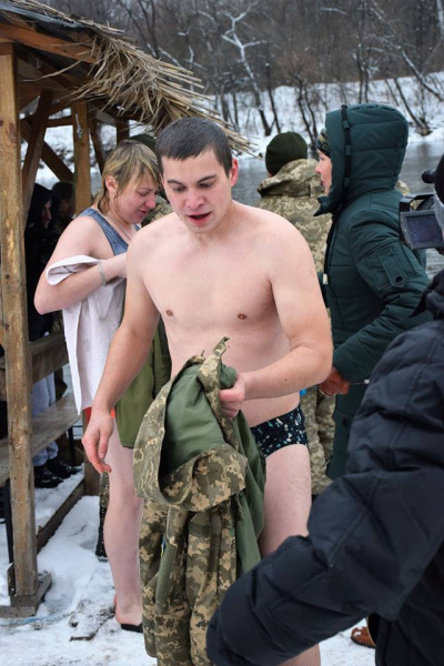 Крещение 2018: украинские военнослужащие показали, как ныряли в прорубь