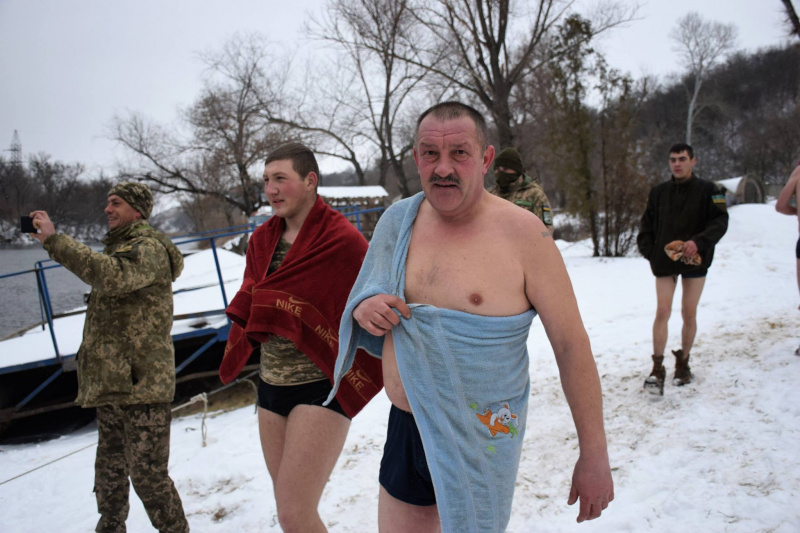 Крещение 2018: украинские военнослужащие показали, как ныряли в прорубь