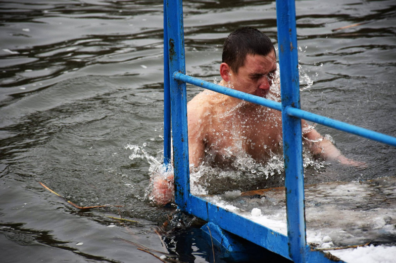 Крещение 2018: украинские военнослужащие показали, как ныряли в прорубь