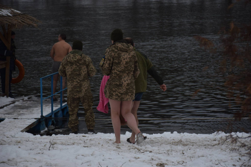 Крещение 2018: украинские военнослужащие показали, как ныряли в прорубь