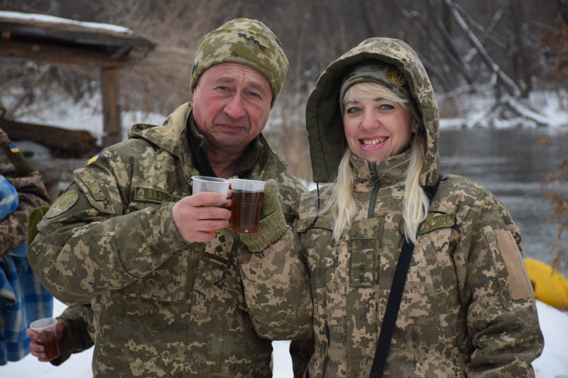 Крещение 2018: украинские военнослужащие показали, как ныряли в прорубь