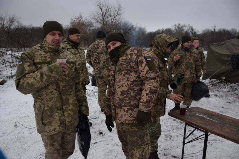 Крещение 2018: украинские военнослужащие показали, как ныряли в прорубь