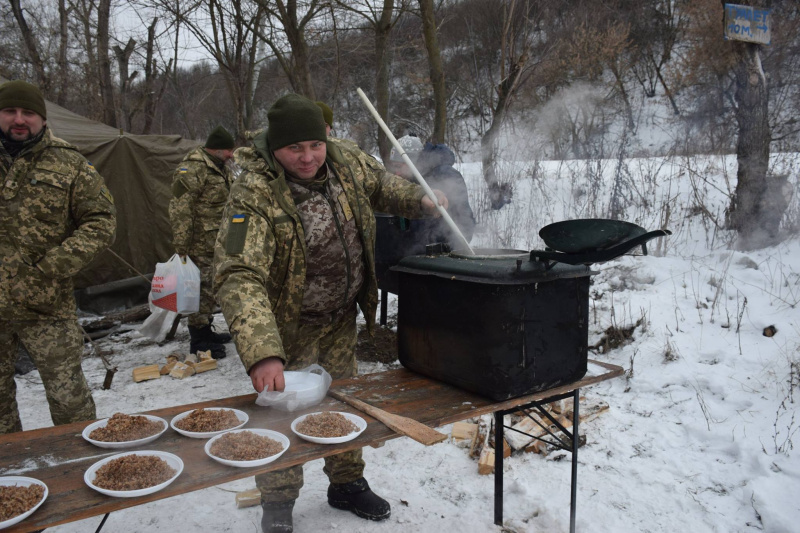 Крещение 2018: украинские военнослужащие показали, как ныряли в прорубь