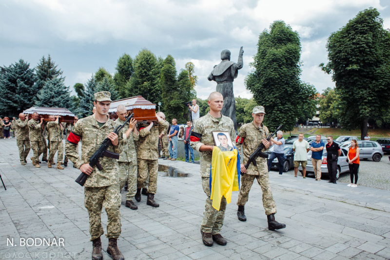 На Закарпатье прощаются с погибшими на Ровенском полигоне бойцами (фото, видео)