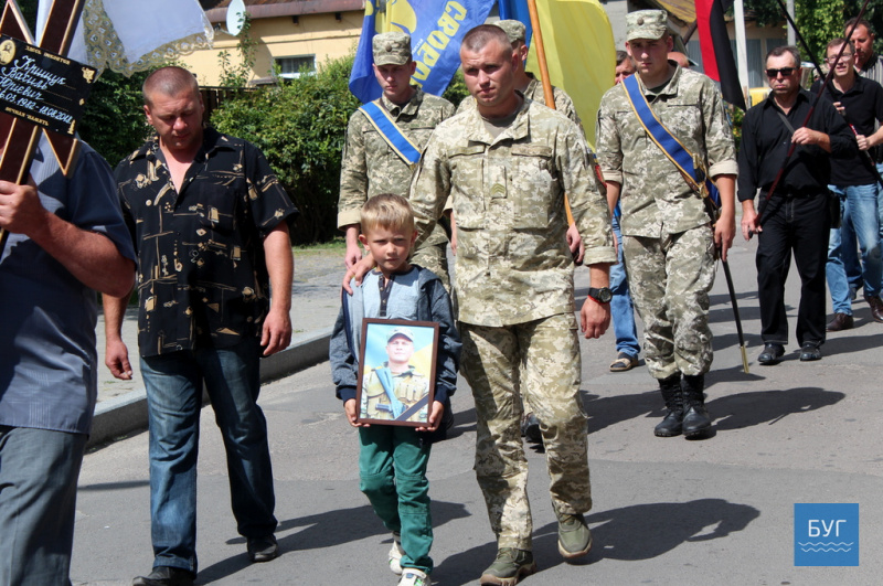 Без отца осталось двое детей: на Волыни провели в последний путь погибшего на Донбассе бойца (фото)