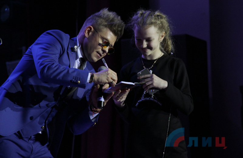 В оккупированном Луганске выступил бывший солист группы "Hi-Fi", которому запретили въезд в Украину