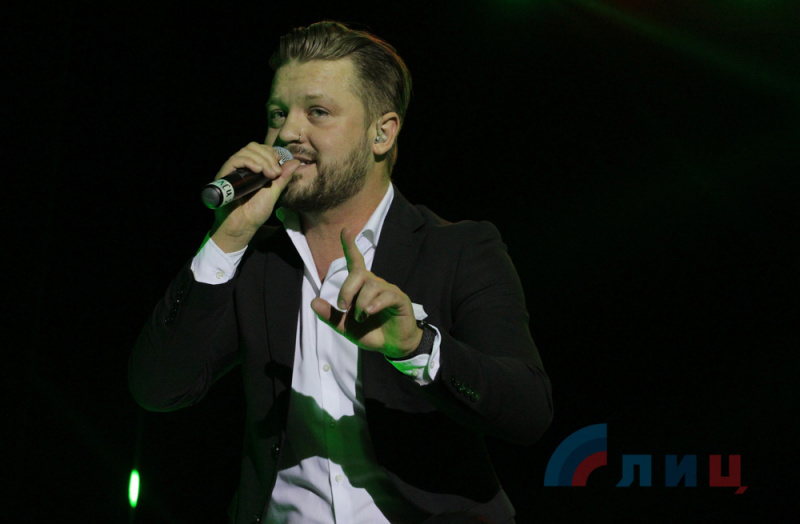 В оккупированном Луганске выступил бывший солист группы "Hi-Fi", которому запретили въезд в Украину