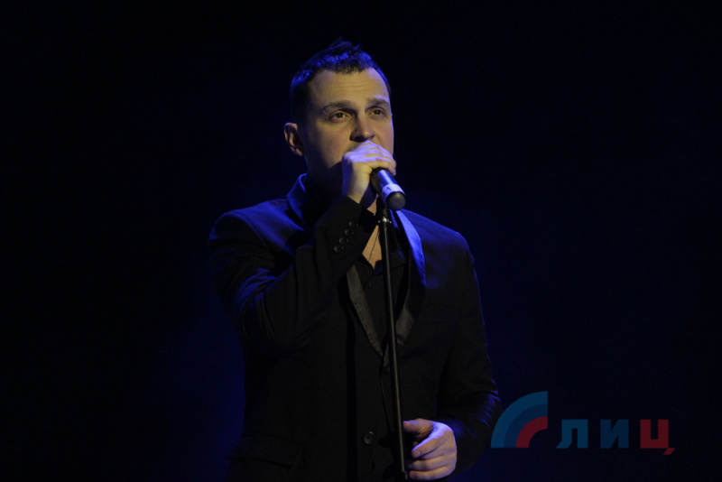 В оккупированном Луганске выступил бывший солист группы "Hi-Fi", которому запретили въезд в Украину