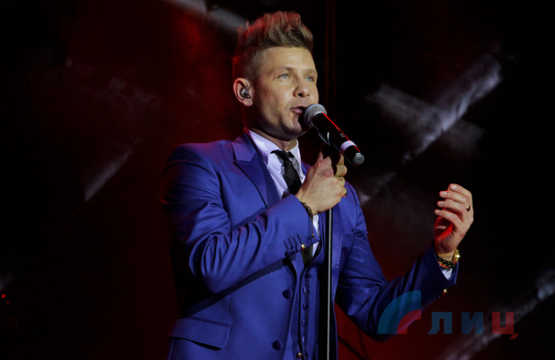 В оккупированном Луганске выступил бывший солист группы "Hi-Fi", которому запретили въезд в Украину