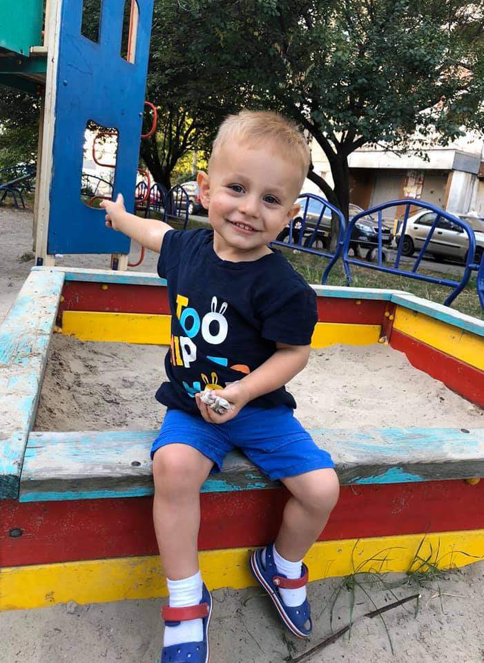 Почути світ: маленькому Максиму терміново потрібна допомога