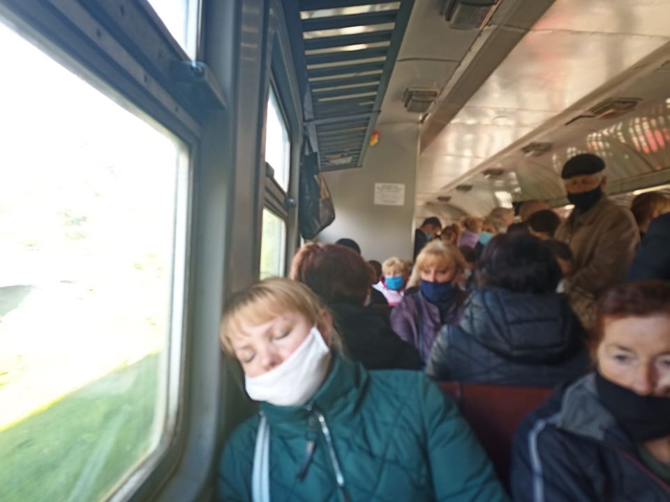 Провоцируют вспышку: Укрзализныця вляпалась в скандал из-за переполненных электричек (фото)