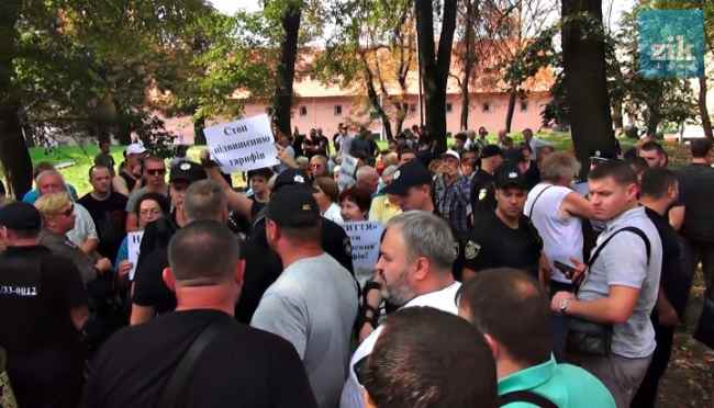 Во Львове активисты закидали помидорами участников митинга (фото, видео)