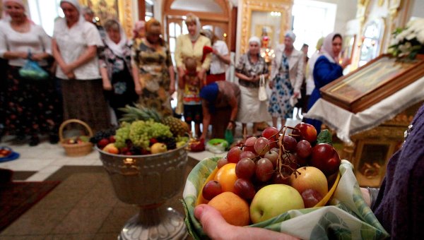 Освящение яблок на Спас в церкви