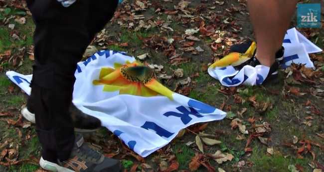 Во Львове активисты закидали помидорами участников митинга (фото, видео)
