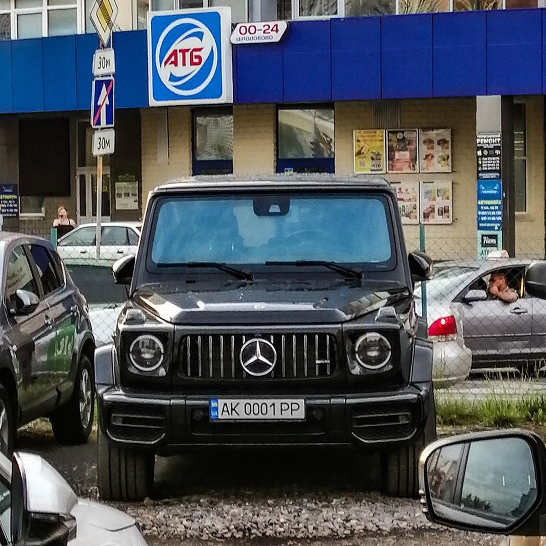 В Киеве заметили дорогущее авто на крымских номерах: красиво и патриотично (фото)