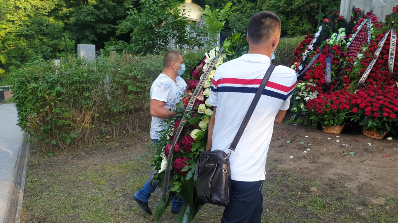 От Зеленского передали венок на могилу отца Порошенко: как это было