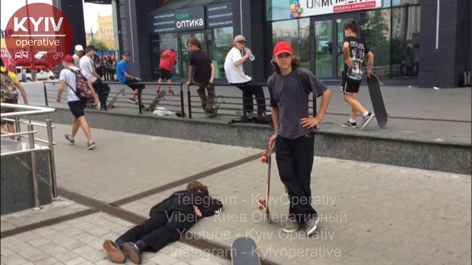 В Киеве на людей средь бела дня нападают подростки: полиция бездействует