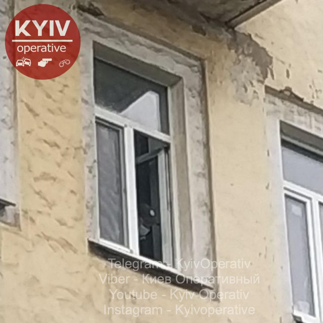 В Киеве женщина с 3-летним сыном выпрыгнула из окна: ее сильно избил муж