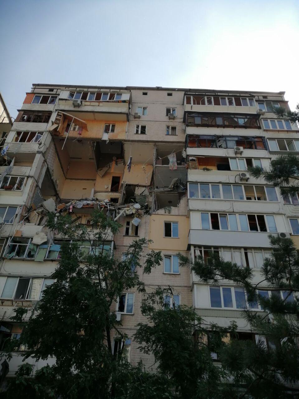 В Киеве мощный взрыв снес несколько этажей в жилом доме: появились фото и видео