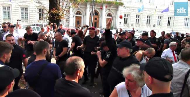 Во Львове активисты закидали помидорами участников митинга (фото, видео)