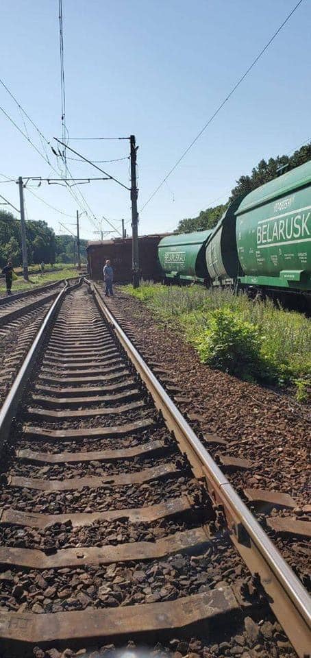 Під Кропивницьким потяг зійшов з рейок: врізалася в будку і повалив стовп
