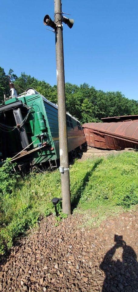 Під Кропивницьким потяг зійшов з рейок: врізалася в будку і повалив стовп