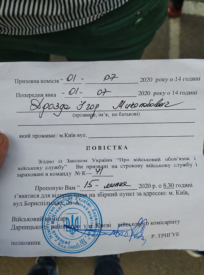 У Києві випускників силоміць забирають в армію: тримають у військкоматі, поліцію не пускають