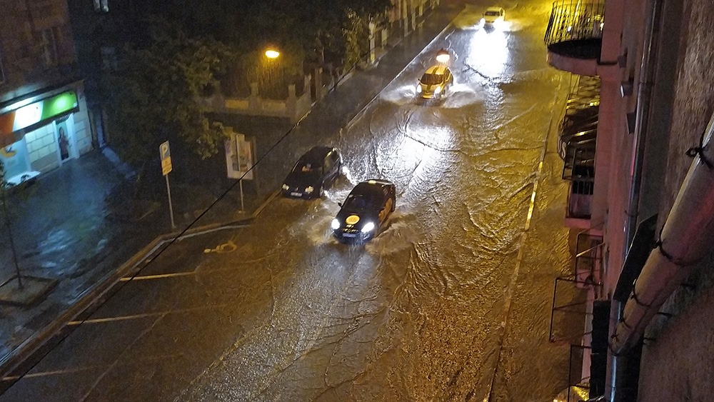 Из-за ливня Харьков ушел под воду: люди плавают на матрасах по улицам (видео)