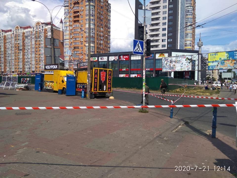 В Киеве возле метро прогремел мощный взрыв: видео ЧП и первые подробности