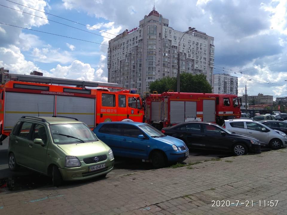 В Киеве возле метро прогремел мощный взрыв: видео ЧП и первые подробности