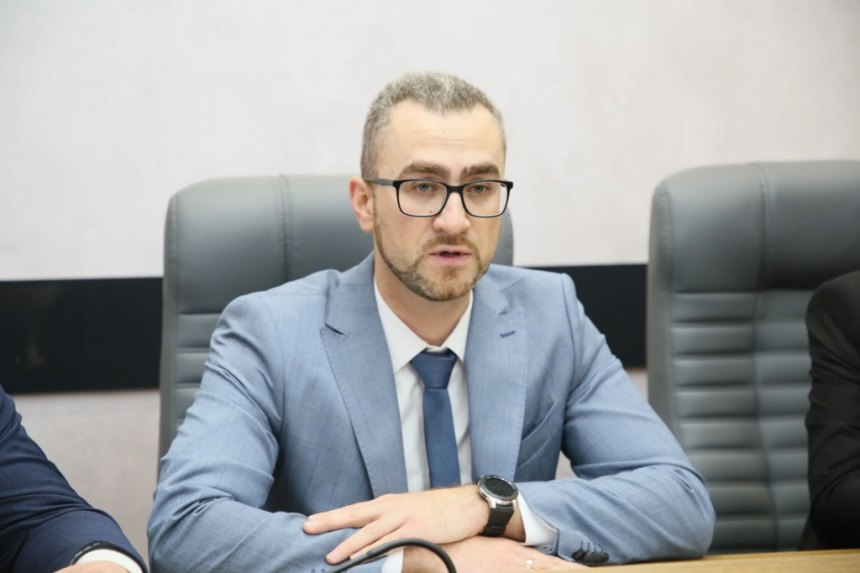 Студент, що кинув яйце в Януковича, став великою "шишкою" в Укрзалізниці
