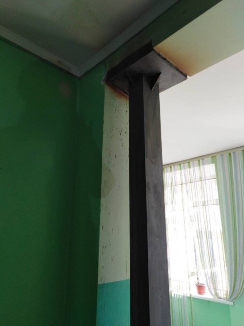 Обвал этажа в школе в Броварах: стены подперли железом и пустили детей учиться (фото)