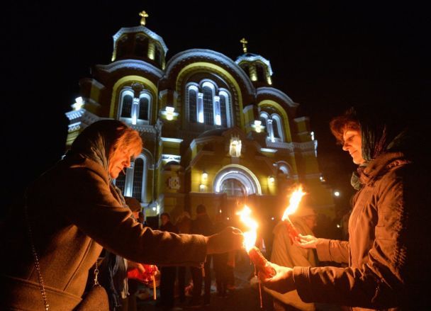 &quot;Божественная тайна&quot;: как Владимирский собор встретил Благодатный огонь (фото)