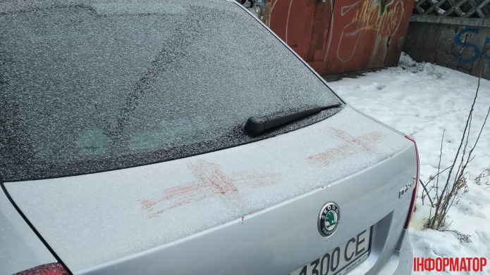 У Києві іноземець влаштував "акцію" з кривавими хрестами (фото)