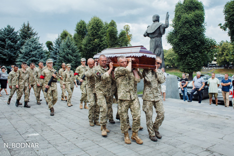 На Закарпатье прощаются с погибшими на Ровенском полигоне бойцами (фото, видео)