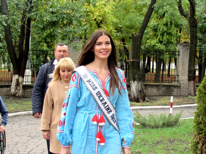 &quot;Мисс Украина Вселенная 2016&quot; посетила прифронтовую зону с благотворительным визитом