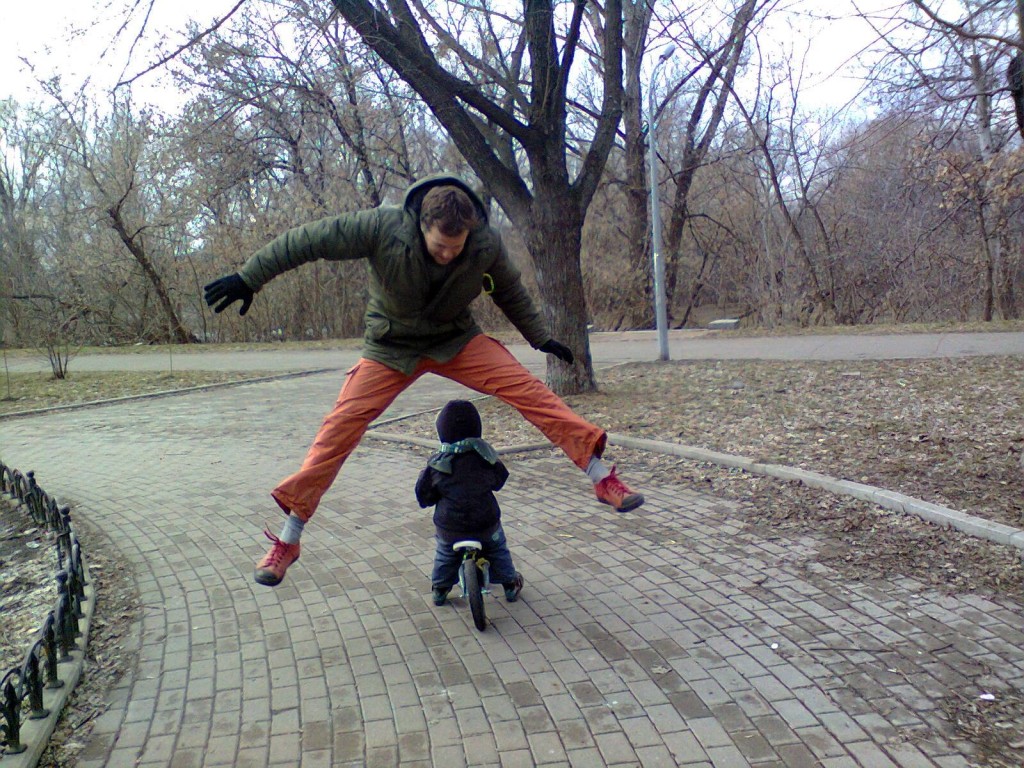 Заметки украинского папы в декрете: Артем Чапай о партнерских родах, стереотипах и радости отцовства