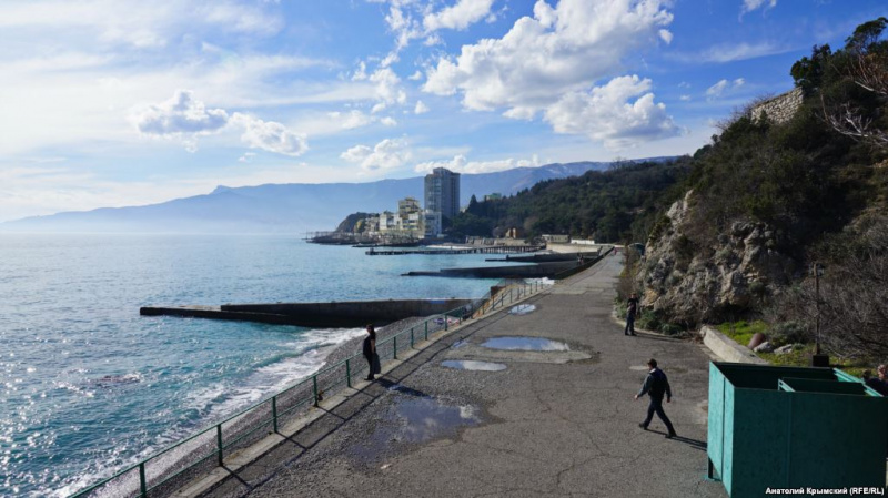 "Алыча в цвету и первые пляжники": в сети показали фотографии весеннего Крыма