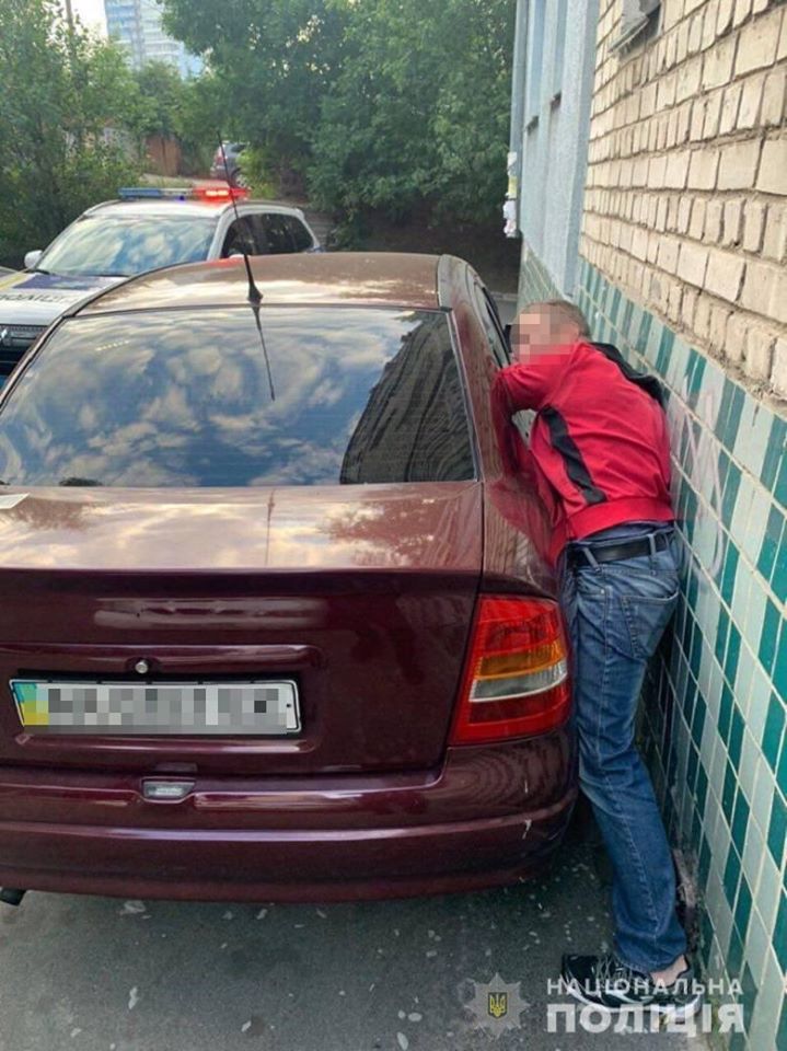 В Киеве дерзкий грабитель пытался обчистить авто, но его настигла карма (фото)