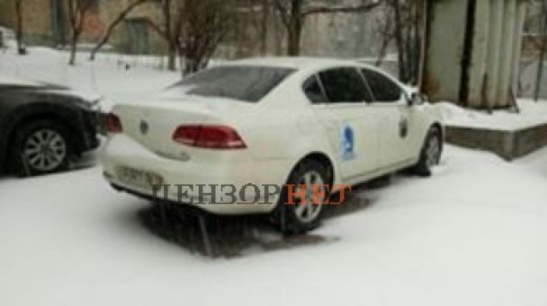 В Киеве машины российских дипломатов "украсили" украинскими символами