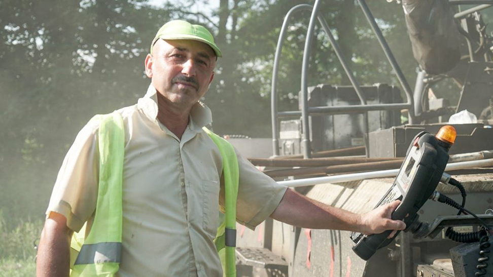 Золотые руки и светлые лица: в сети показали фото работников "Большой стройки"