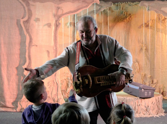 Добрый автор популярных детских сказок Сашко Лирнык