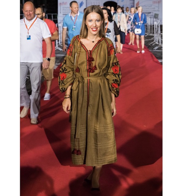 Мировые звезды в вышиванках: на них хочется смотреть снова и снова