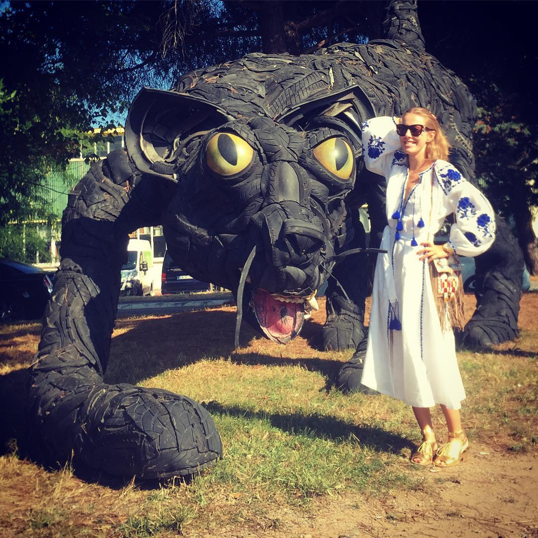 Мировые звезды в вышиванках: на них хочется смотреть снова и снова