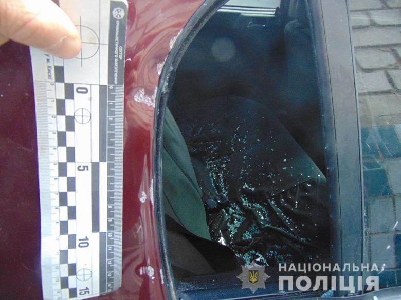 В Киеве дерзкий грабитель пытался обчистить авто, но его настигла карма (фото)