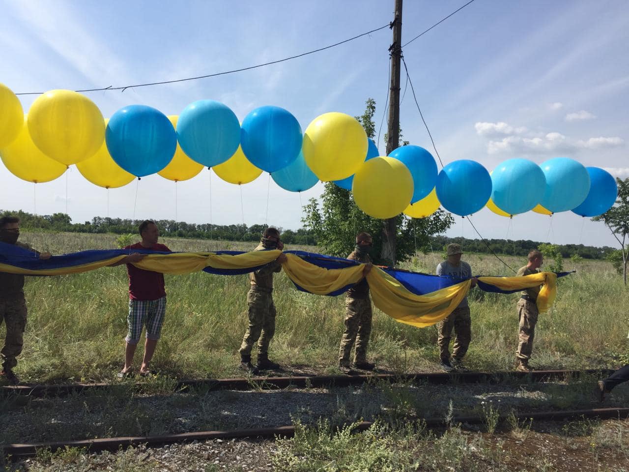 Над Донецьком запустили величезний прапор України: бойовики обстрілювали його 20 хвилин