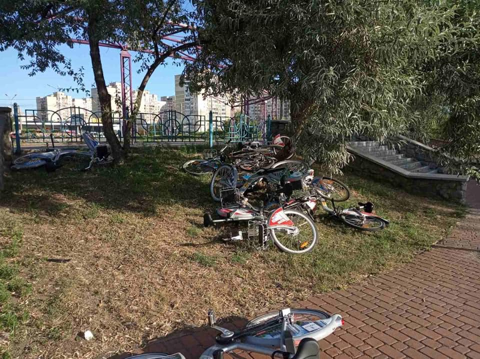 В киевском парке хулиганы изувечили припаркованные велосипеды: сеть пришла в ярость