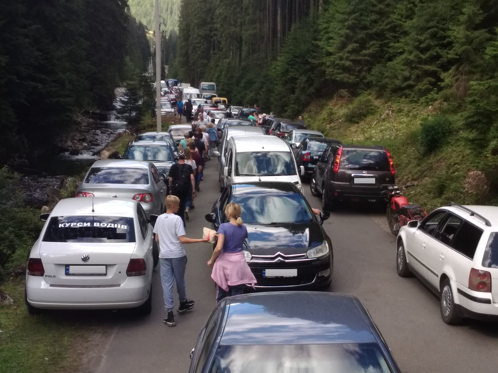 У Карпатах туристи стоять в кілометрових пробках: фото інциденту